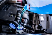 Антифриз 101: как правильно выбрать и залить охладительную жидкость на зиму