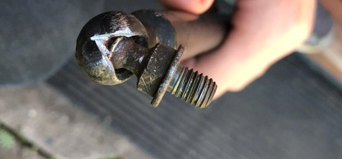 Ознаки несправності газових упорів капота