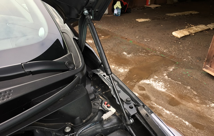 Причини поломок амортизаторів капота взимку