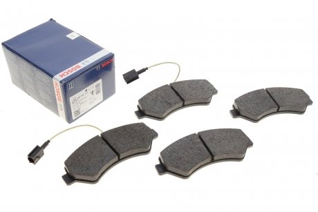 Тормозные колодки дисковые передние с интегрированным контактом датчика износа 0 986 494 799 BOSCH 0986494799