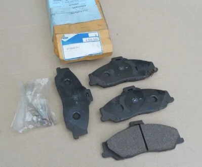 Тормозные колодки передние дисковые FORD 4509526