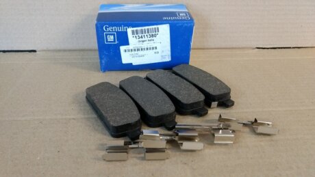 Тормозные колодки задние дисковые GM 13411380