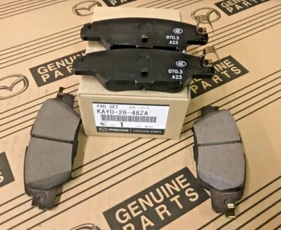 Тормозные колодки задние дисковые MAZDA KAY02648ZA