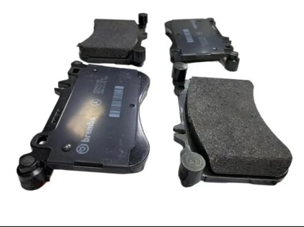 Гальмівні колодки передні дискові MERCEDES-BENZ A0004207404