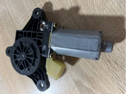 Мотор склопідйомника двері передньої правої MERCEDES-BENZ A0068204742