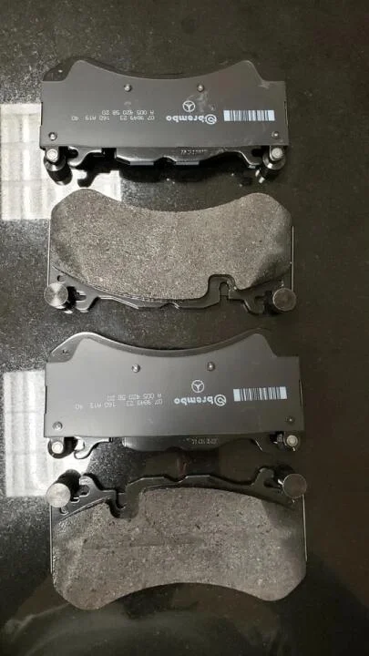 Тормозные колодки передние дисковые MERCEDES-BENZ A0074206520 (фото 1)