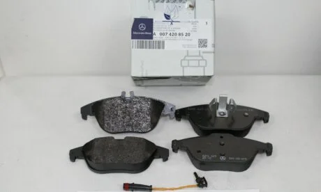 Тормозные колодки дисковые MERCEDES-BENZ A0074208520