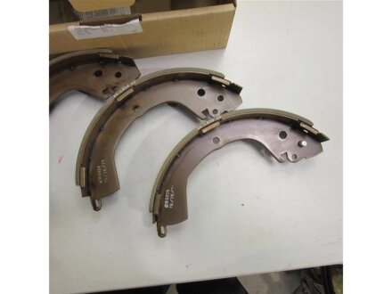 Барабанні колодки MITSUBISHI MN102639