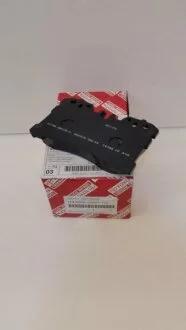Тормозные колодки передние дисковые TOYOTA 044650W110