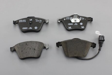 Тормозные колодки передние дисковые VAG 8J0698151